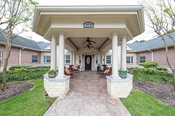 Covered Outdoor Patio for Assisted Living Residents